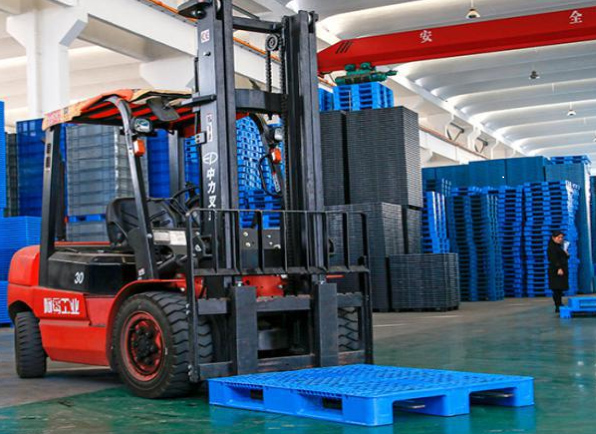 托盤生產車間情景